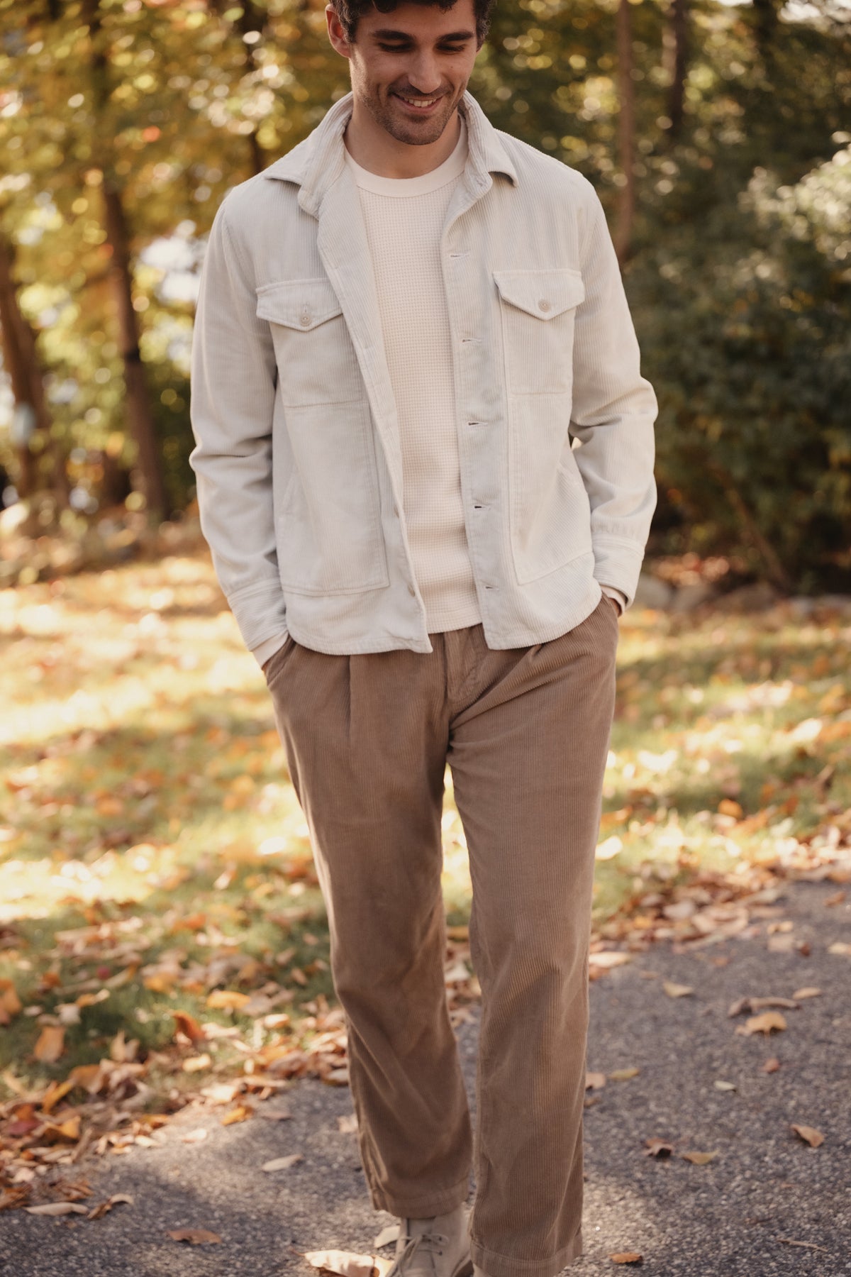 Men’s wide wale corduroy pleated chino pants in tobacco brown