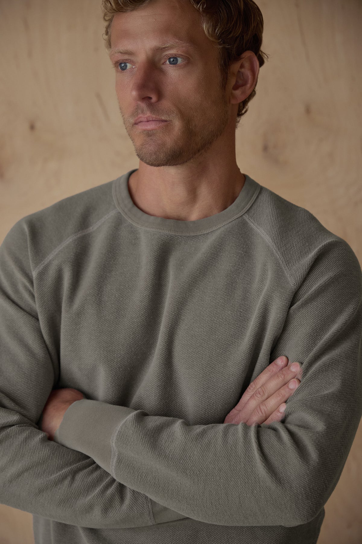 Sudadera reversible con cuello redondo y espalda de rizo de sarga americana